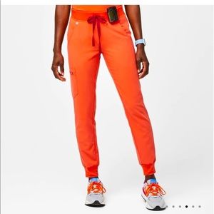 Figs Scrub SET XS CATARINA TOP & XS REG. ZAMORA JOGGERS in Sunset Orange